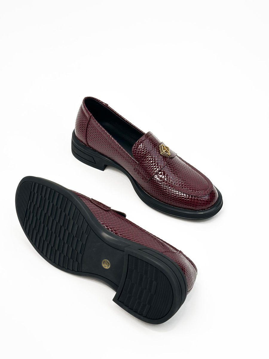 حذاء لوفر "طبي" بنقشة جلد الثعبان ولون عنابي لامع