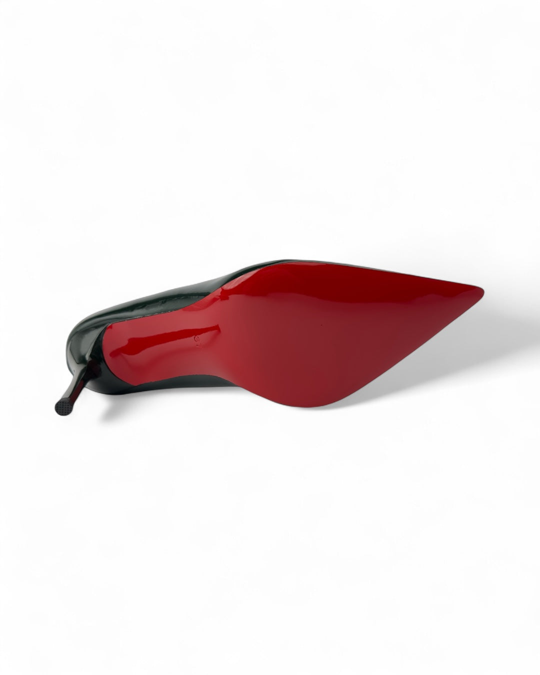 كعب من الجلد اللامع بنعل أحمر