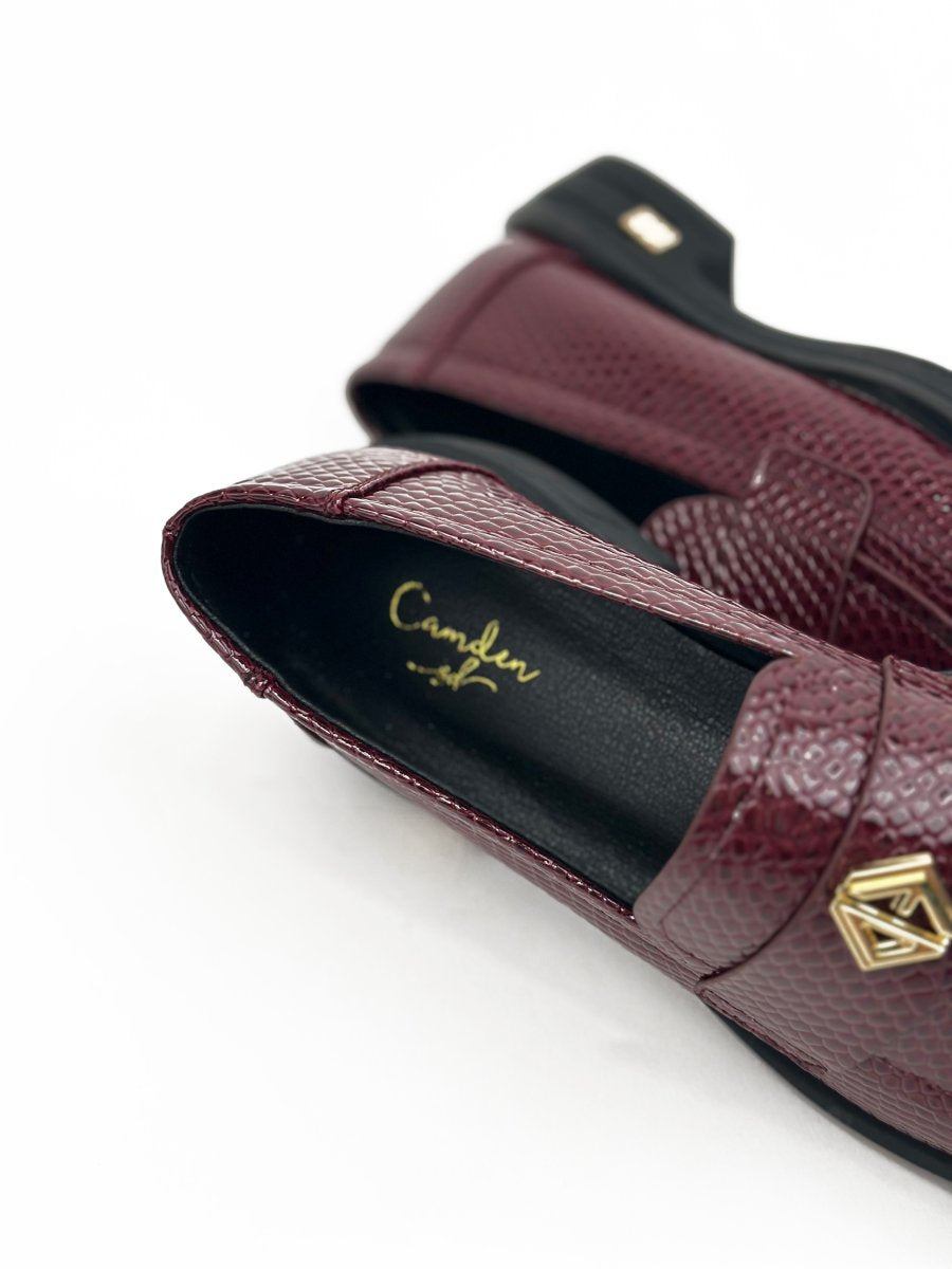 حذاء لوفر "طبي" بنقشة جلد الثعبان ولون عنابي لامع