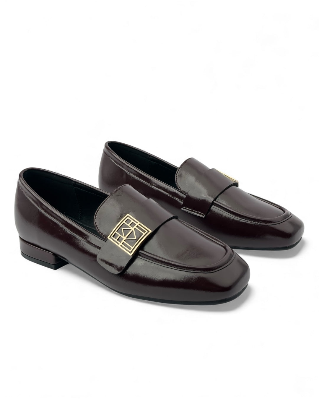 لوفر جلد ذو تفاصيل معدنية