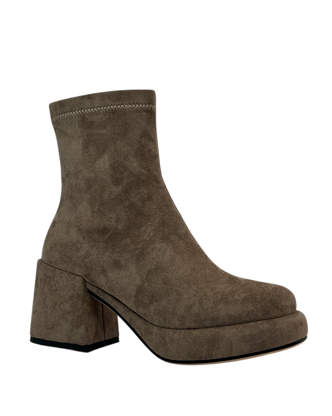 حذاء من جلد الغزال بنعل سميك وكعب عريض