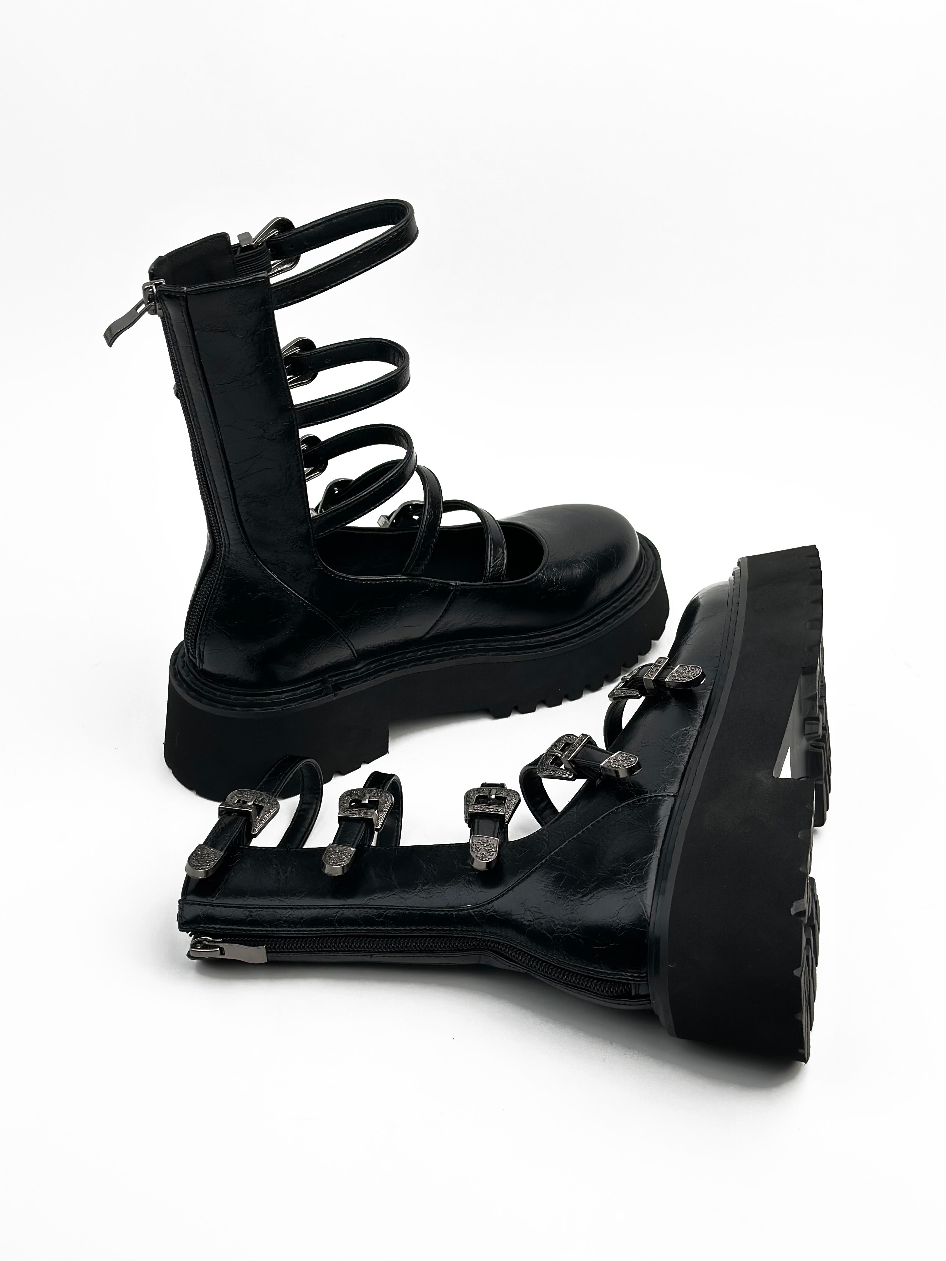 حذاء بوت قصير مفتوح من الأمام مزود بإبزيم معدني