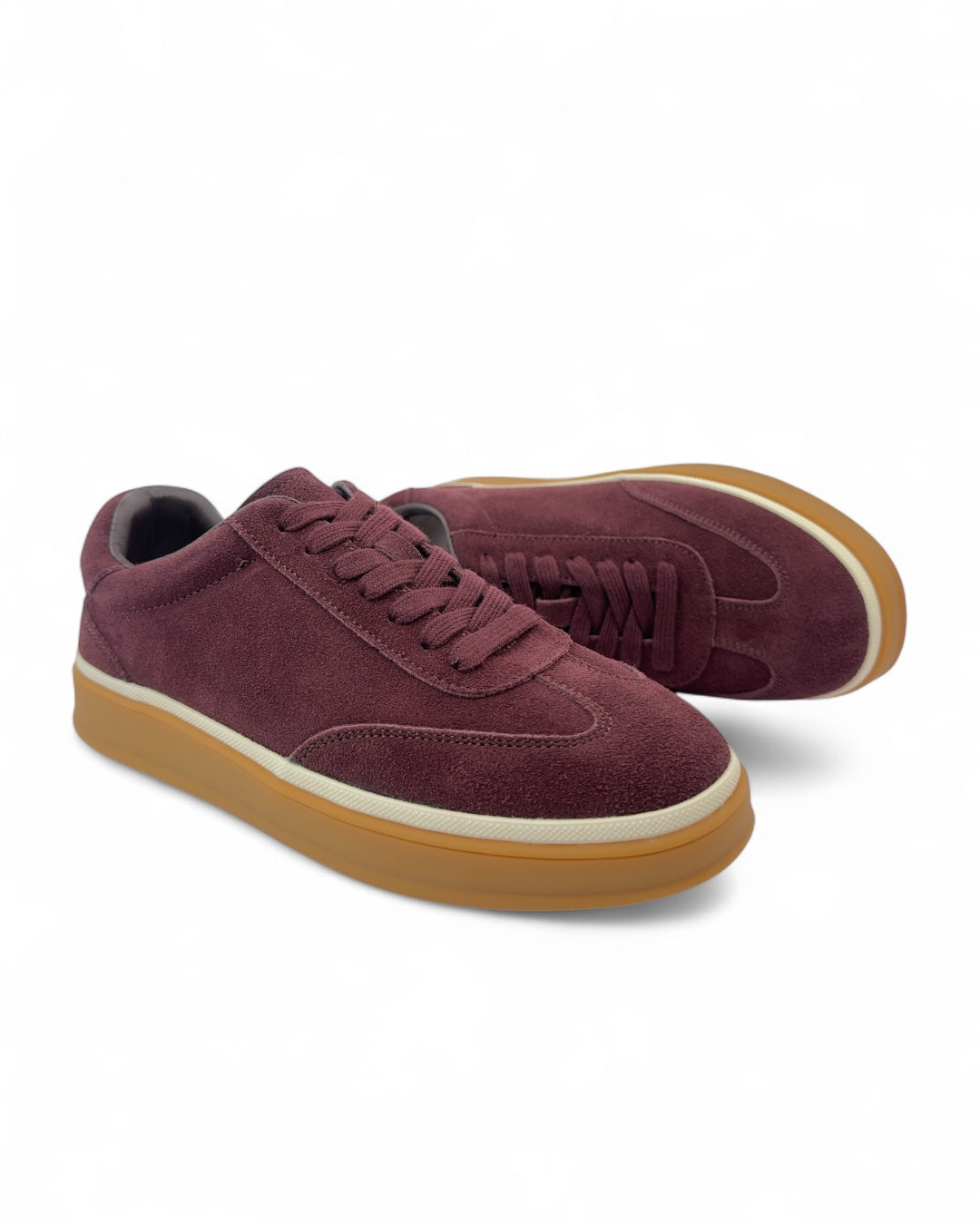 حذاء رياضي مخملي بنعل من الكريب