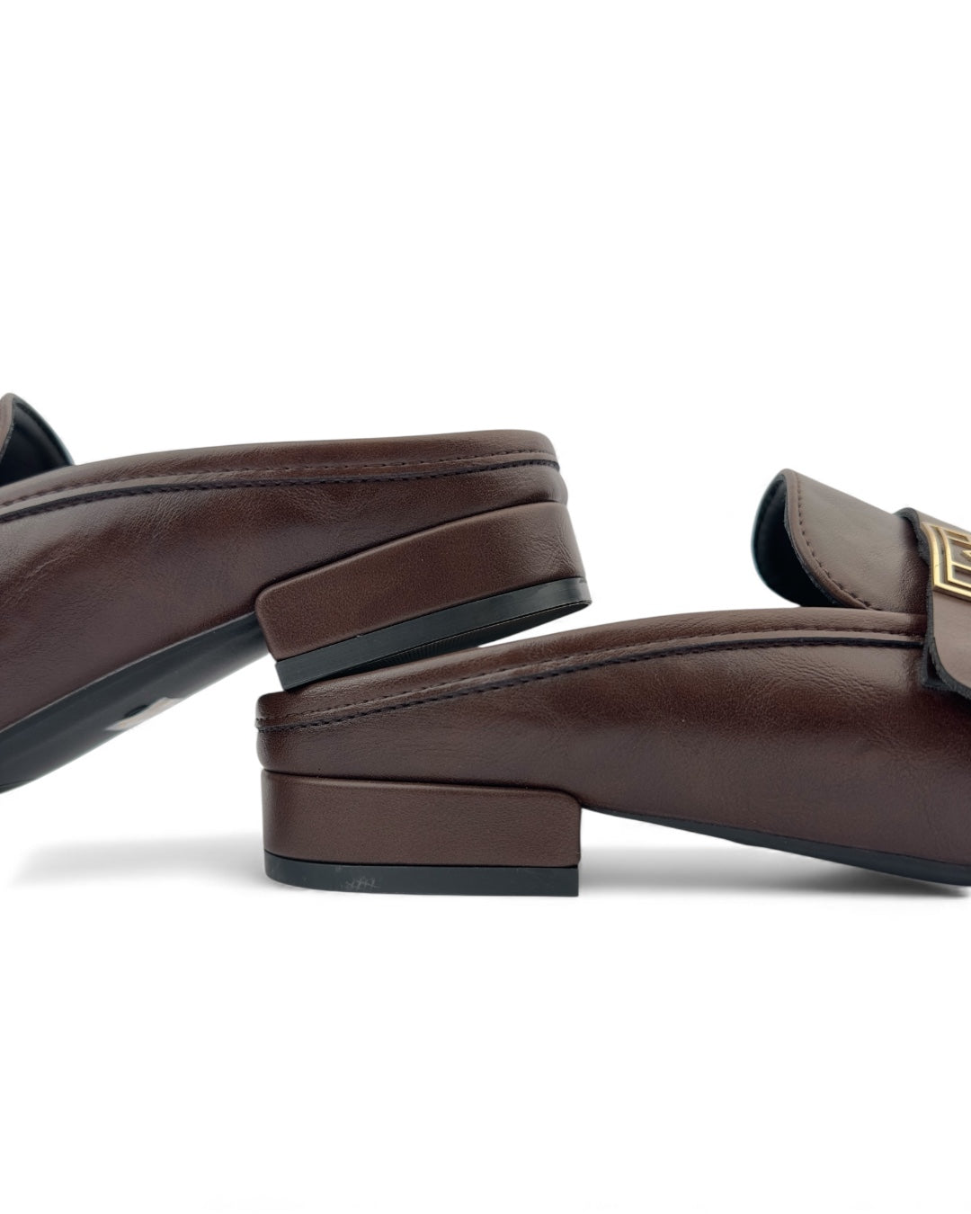 شبشب من الجلد الناعم مزود بإبزيم عصري