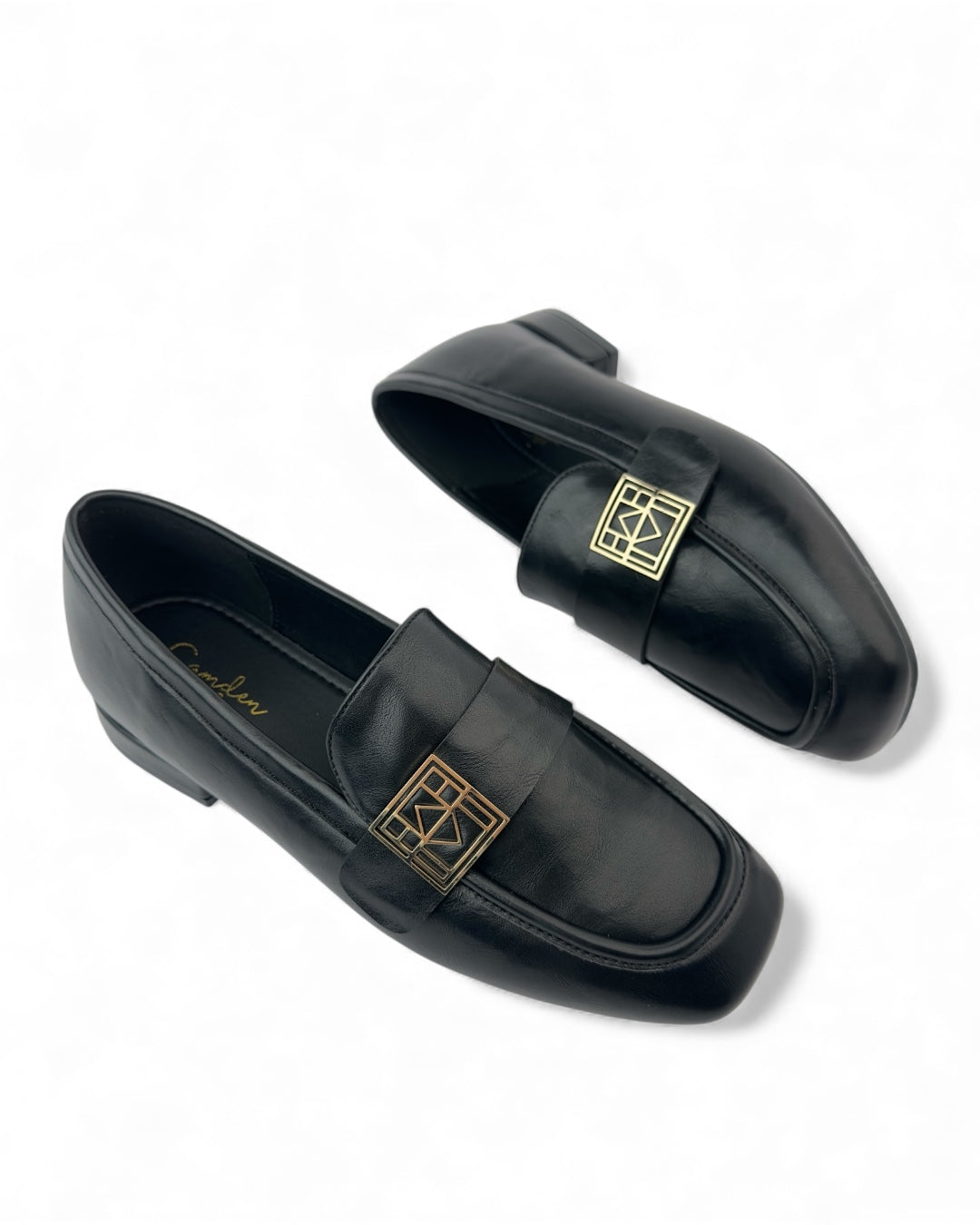 لوفر جلد ذو تفاصيل معدنية