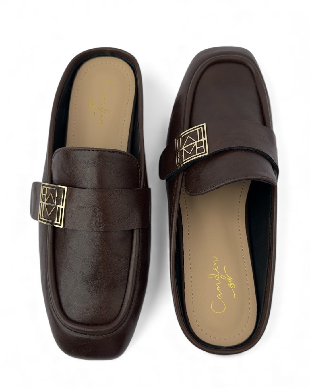 شبشب من الجلد الناعم مزود بإبزيم عصري