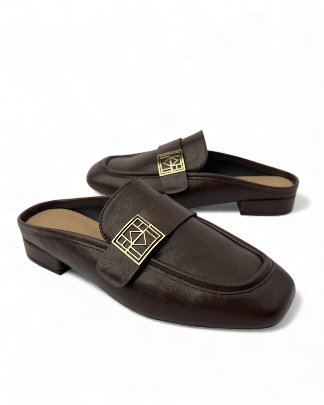 شبشب من الجلد الناعم مزود بإبزيم عصري