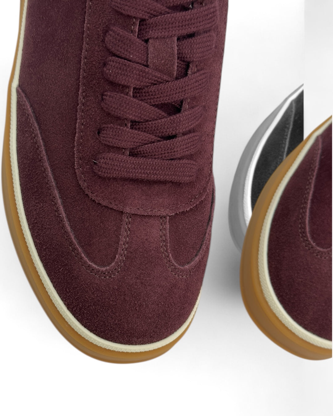 حذاء رياضي مخملي بنعل من الكريب