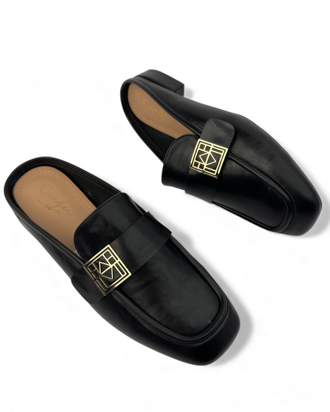 شبشب من الجلد الناعم مزود بإبزيم عصري