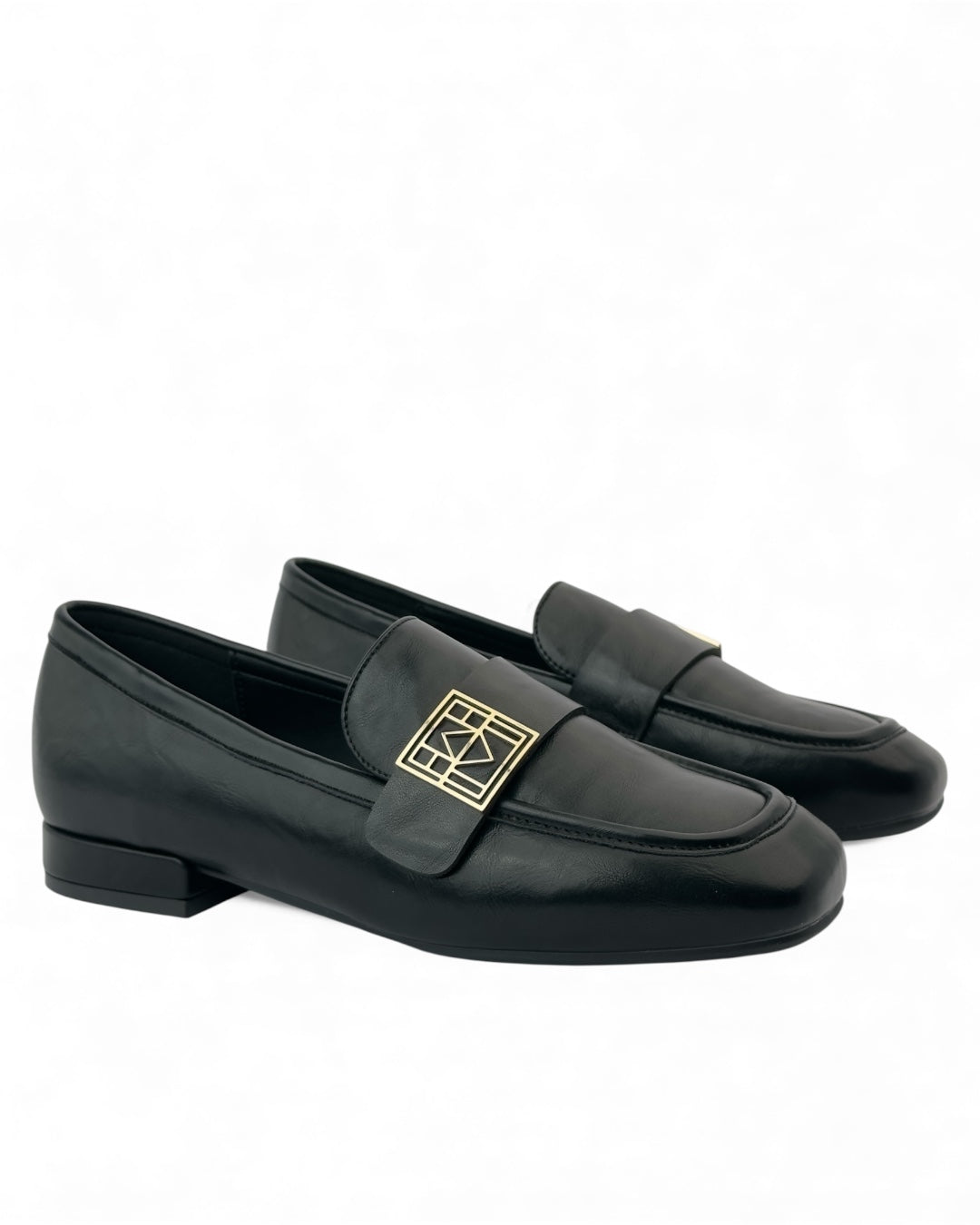 נעלי עור מבריקות עם עיטורים מטאליים