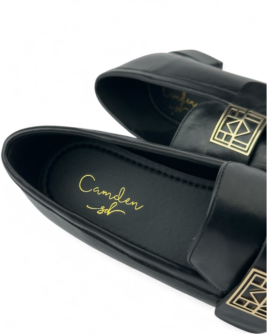 لوفر جلد ذو تفاصيل معدنية