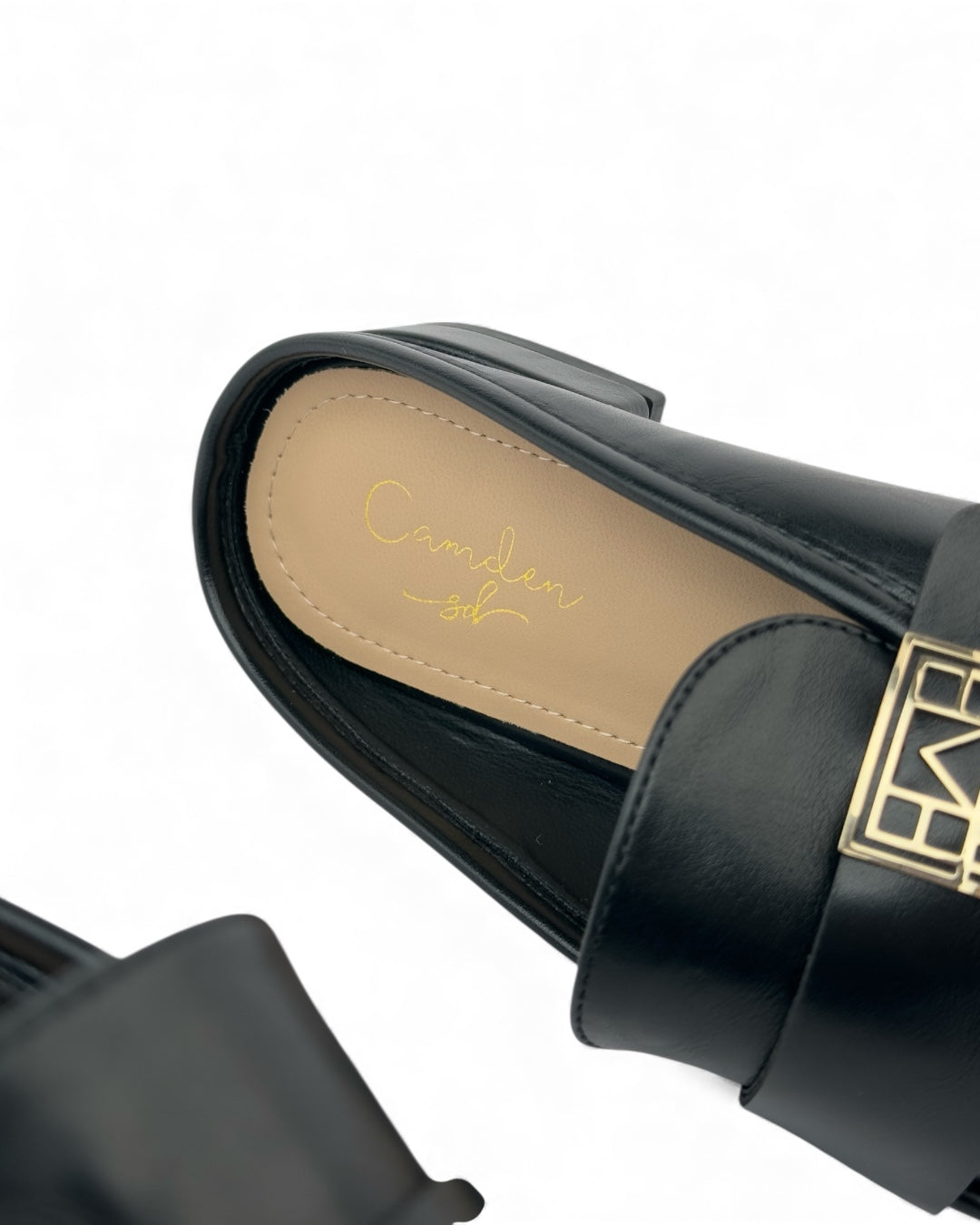 شبشب من الجلد الناعم مزود بإبزيم عصري