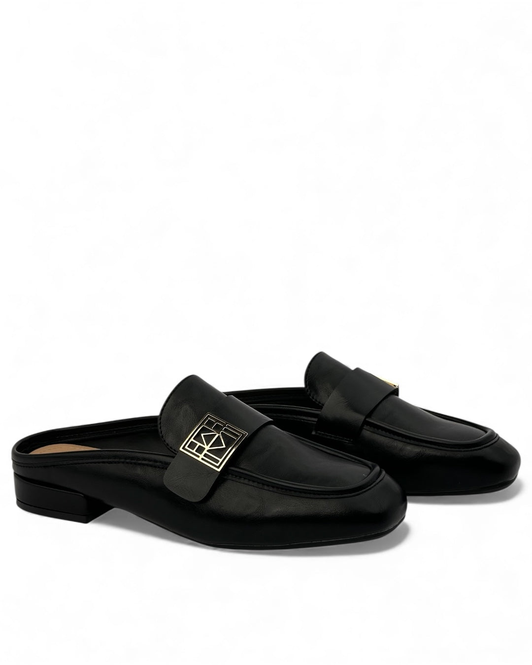 شبشب من الجلد الناعم مزود بإبزيم عصري