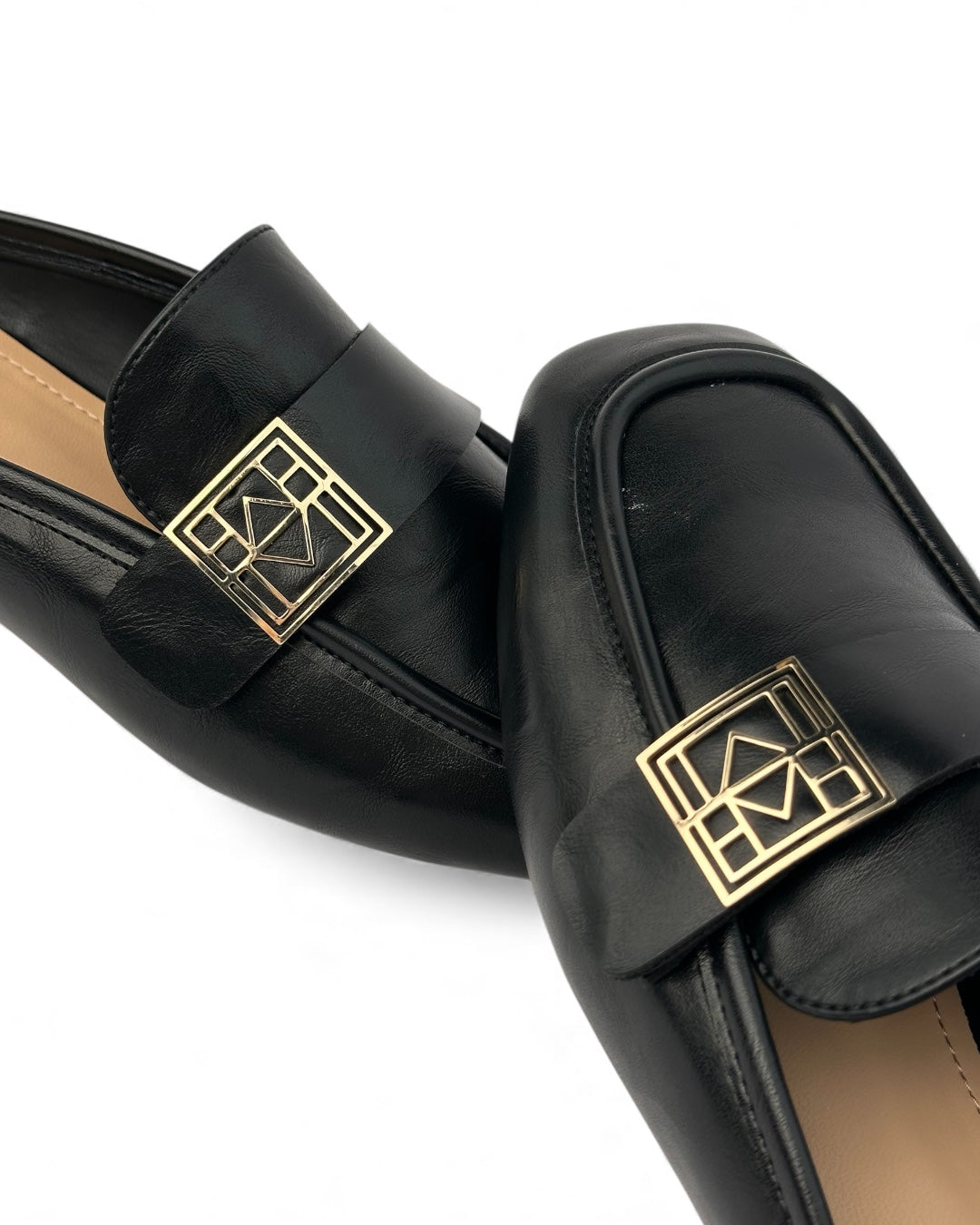 شبشب من الجلد الناعم مزود بإبزيم عصري