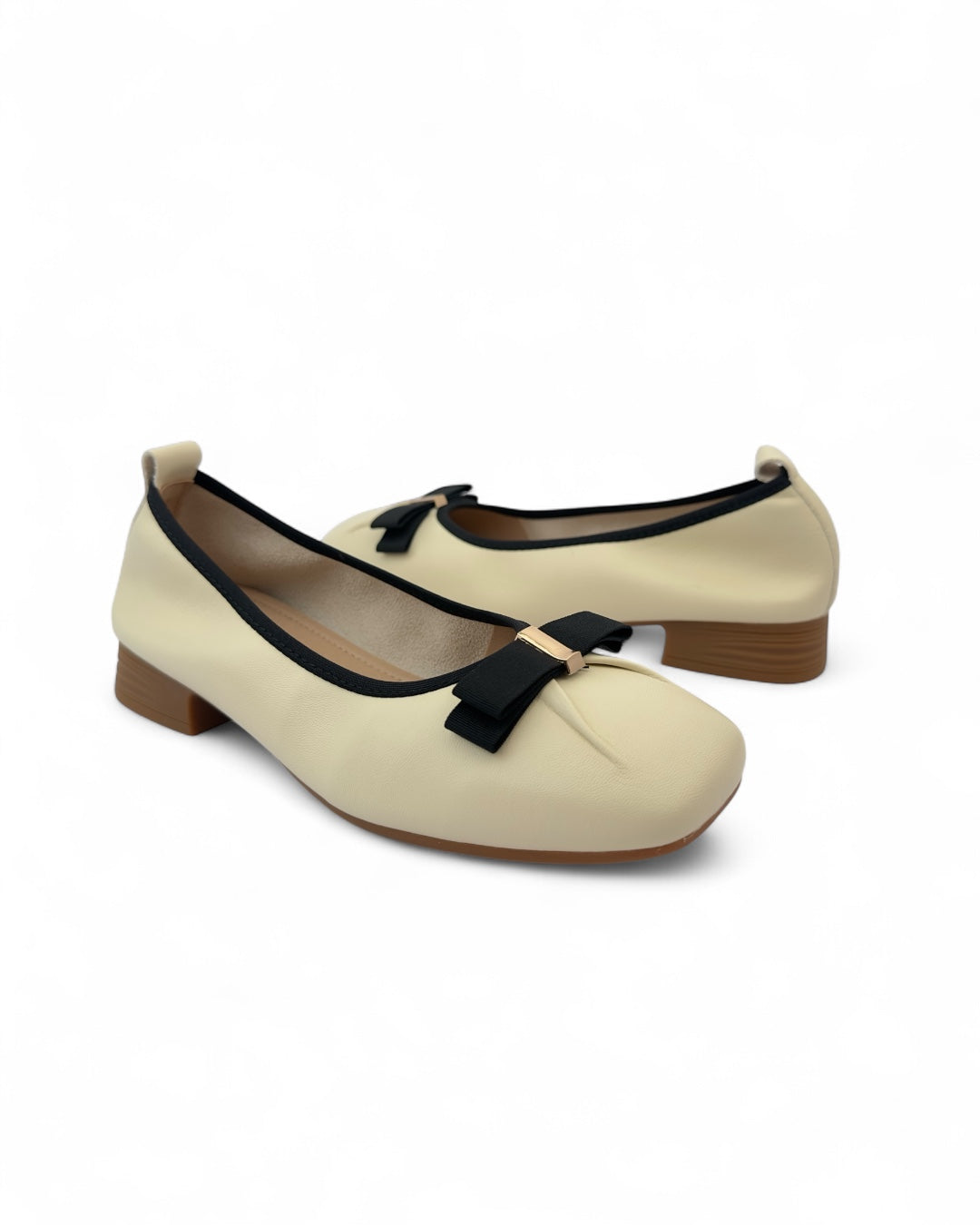 Ballerina flats with a short heel and bow