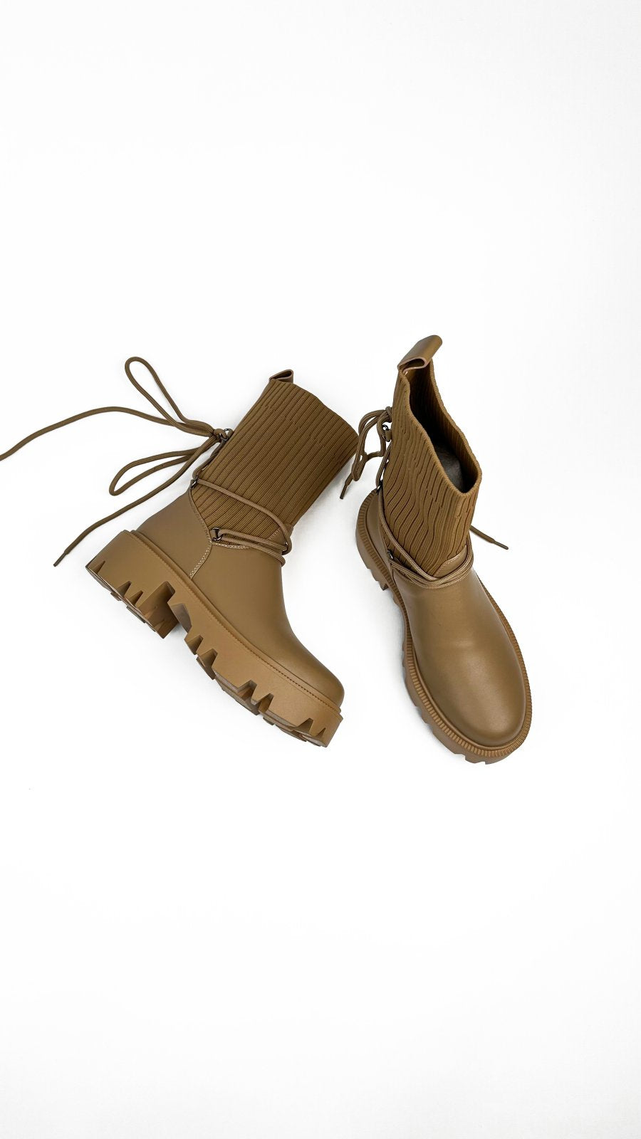 أحذية جلدية متوسطة الطول