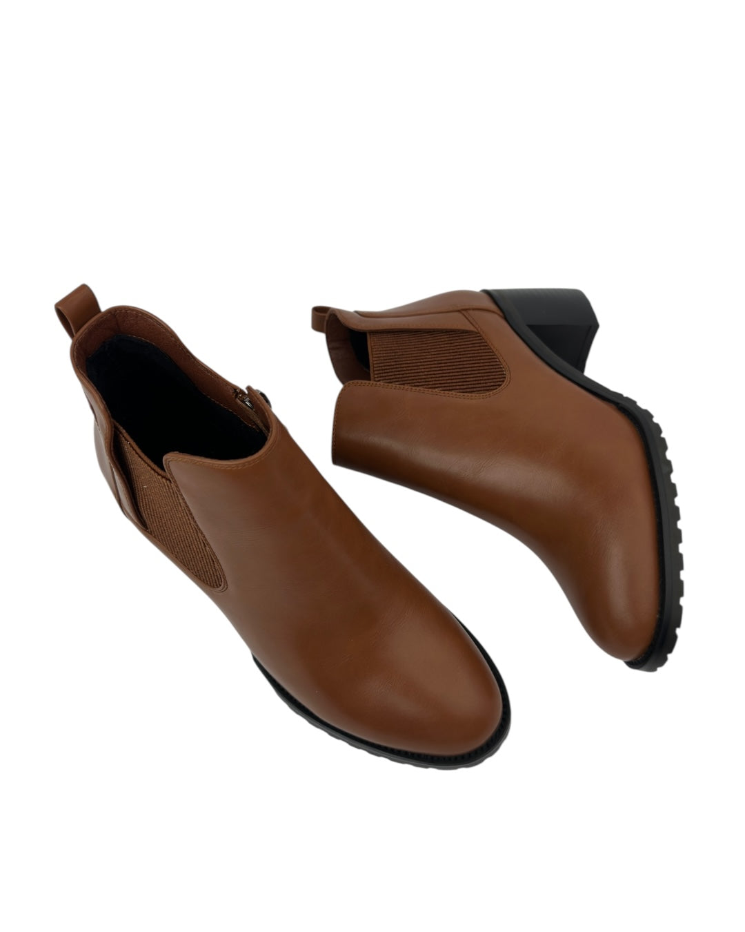 حذاء تشيلسي بكعب عريض