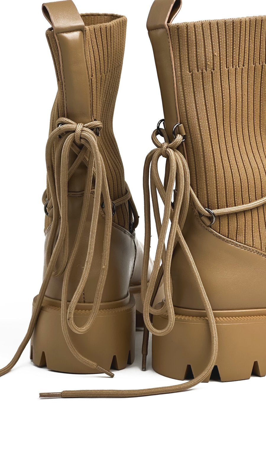 أحذية جلدية متوسطة الطول