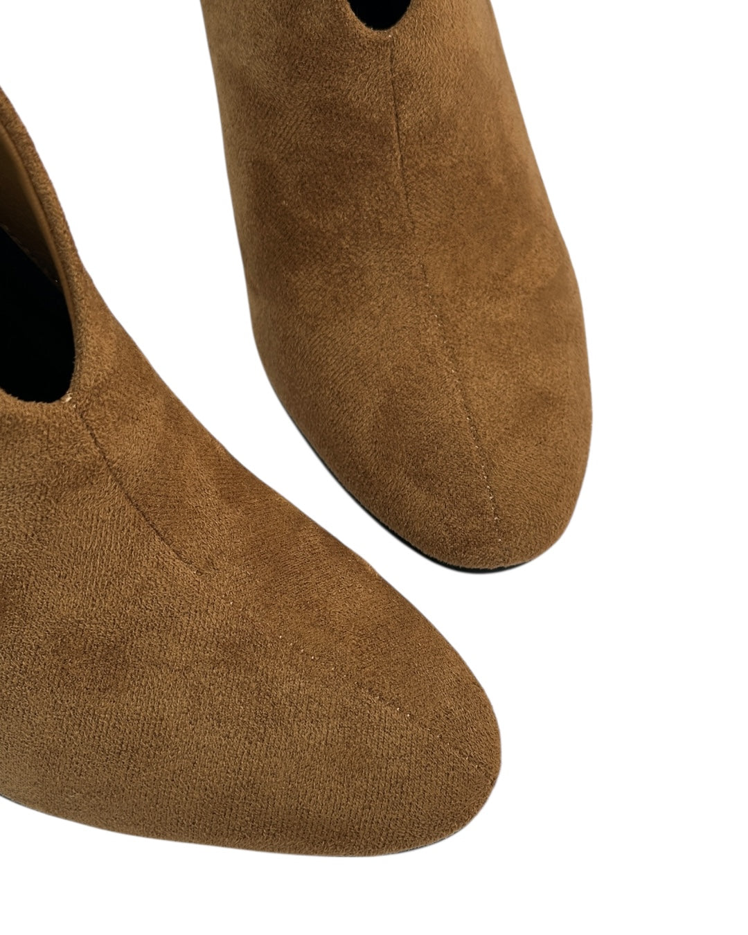 حذاء من جلد الغزال بكعب سميك وفتحة أمامية