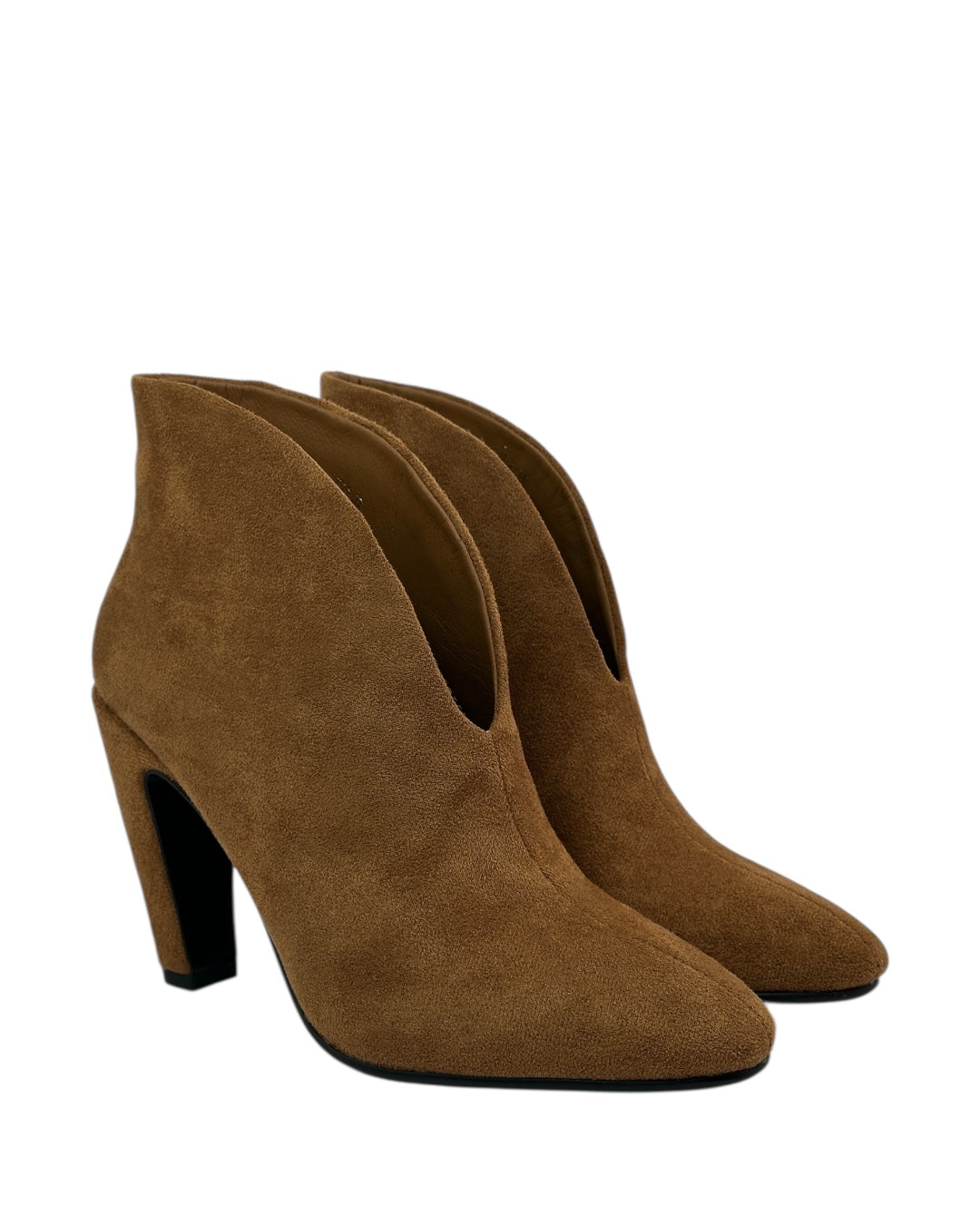 حذاء من جلد الغزال بكعب سميك وفتحة أمامية