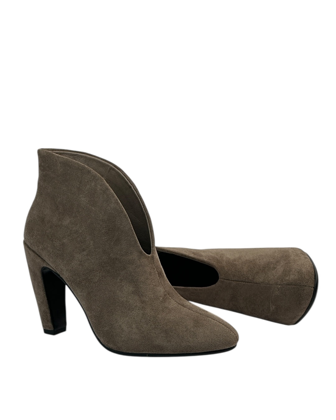 حذاء من جلد الغزال بكعب سميك وفتحة أمامية