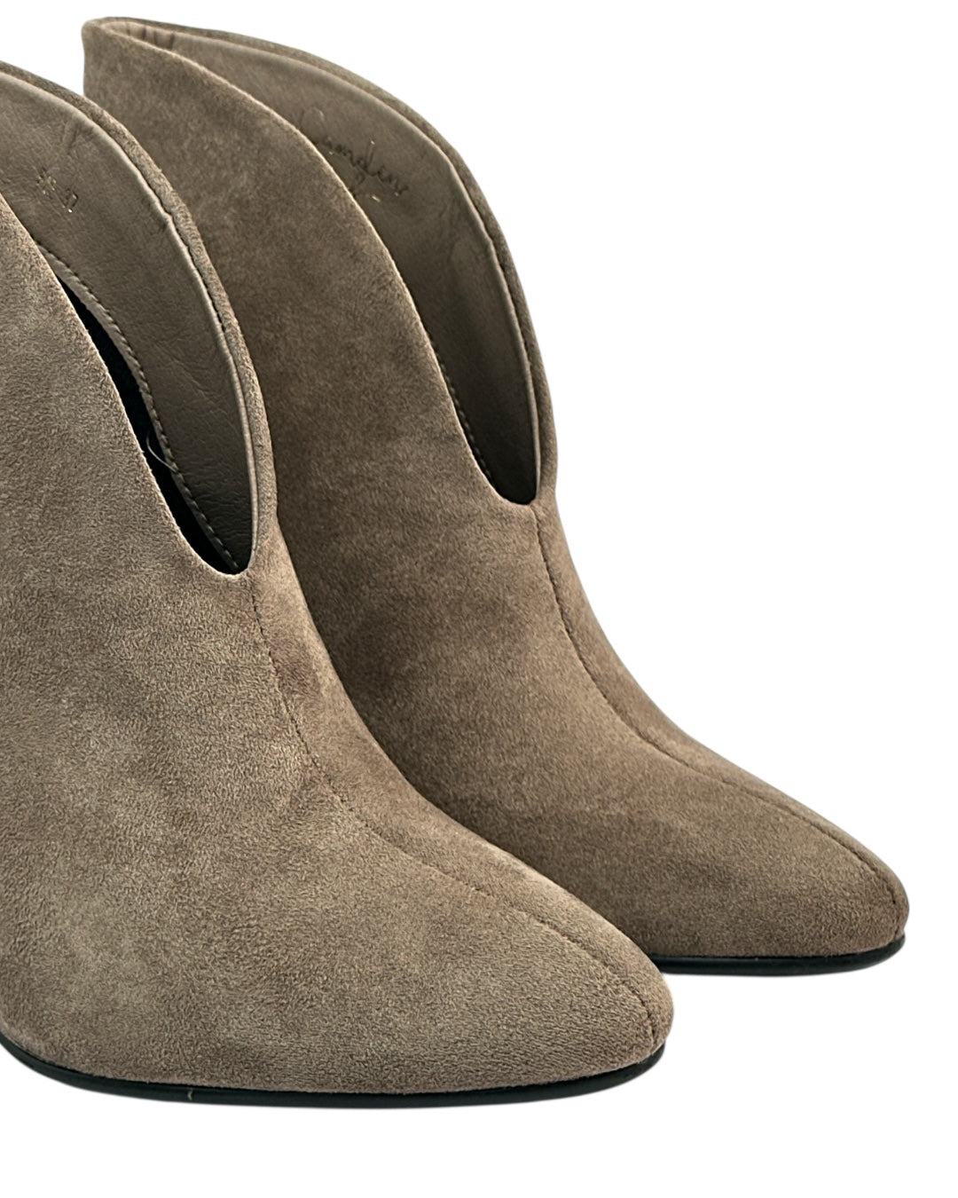 حذاء من جلد الغزال بكعب سميك وفتحة أمامية