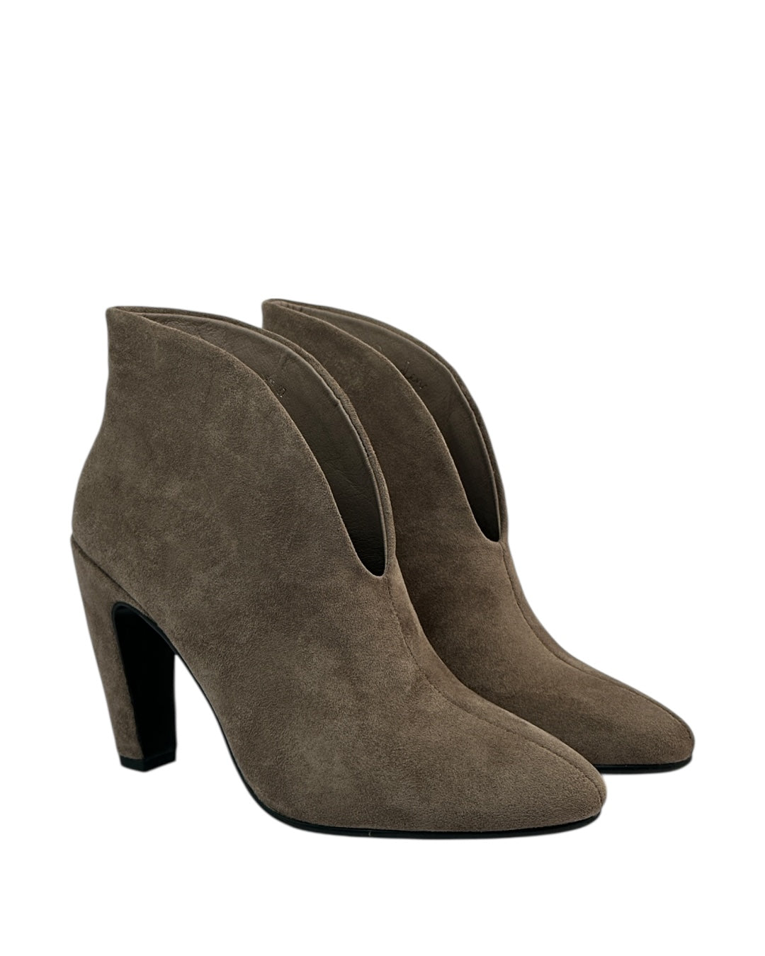 حذاء من جلد الغزال بكعب سميك وفتحة أمامية