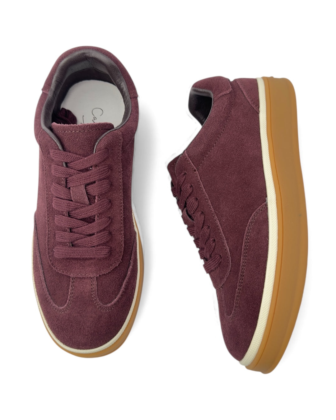 حذاء رياضي مخملي بنعل من الكريب