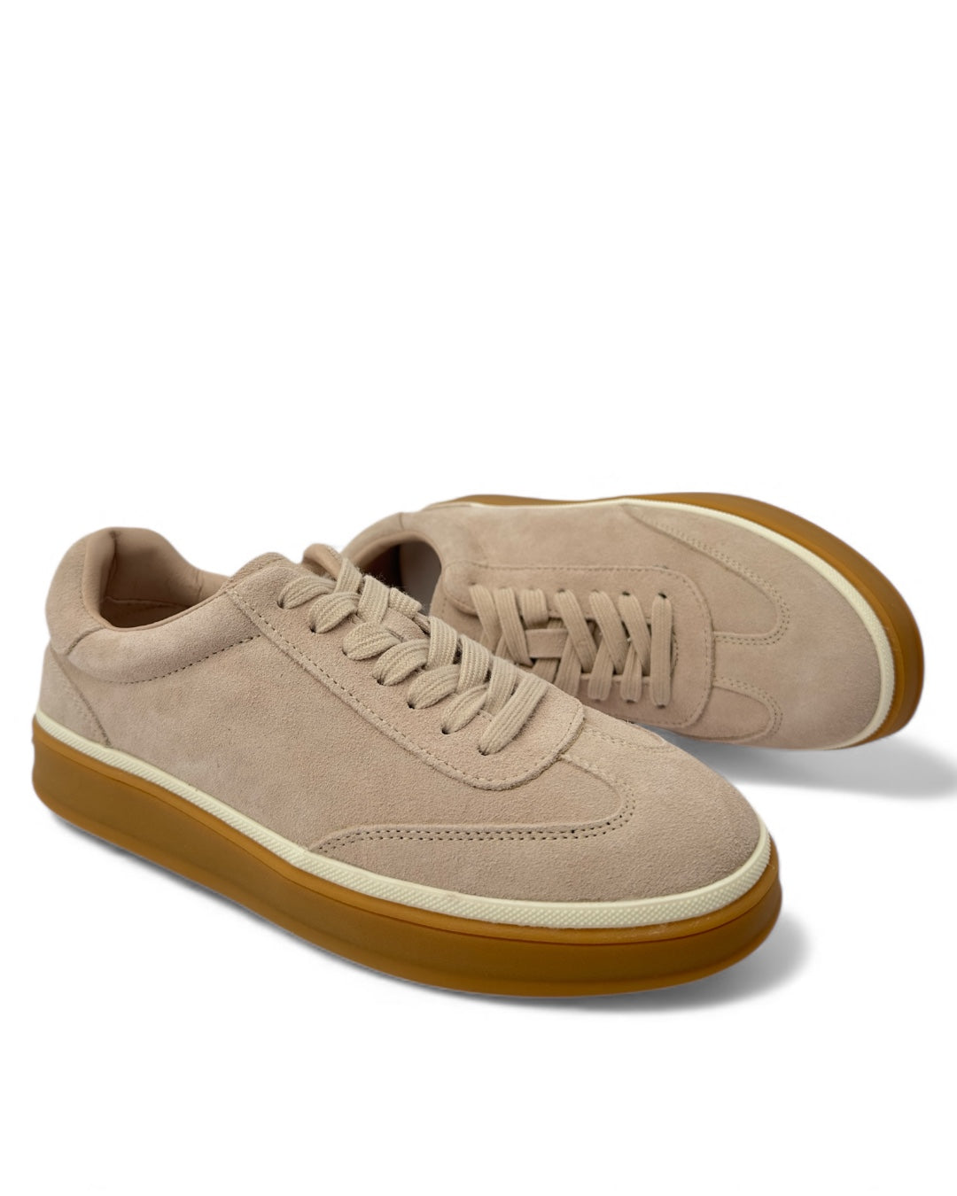 حذاء رياضي مخملي بنعل من الكريب