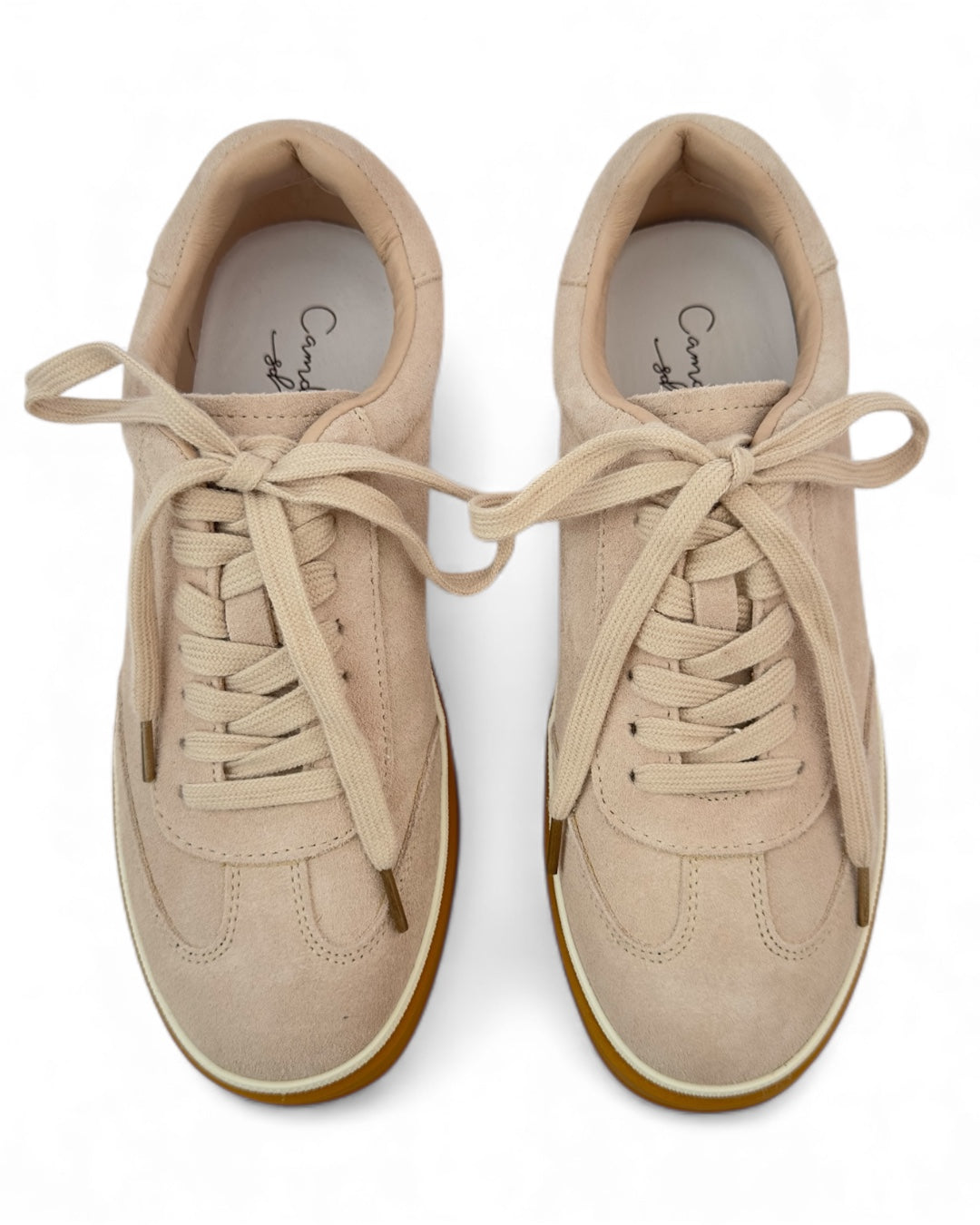 حذاء رياضي مخملي بنعل من الكريب