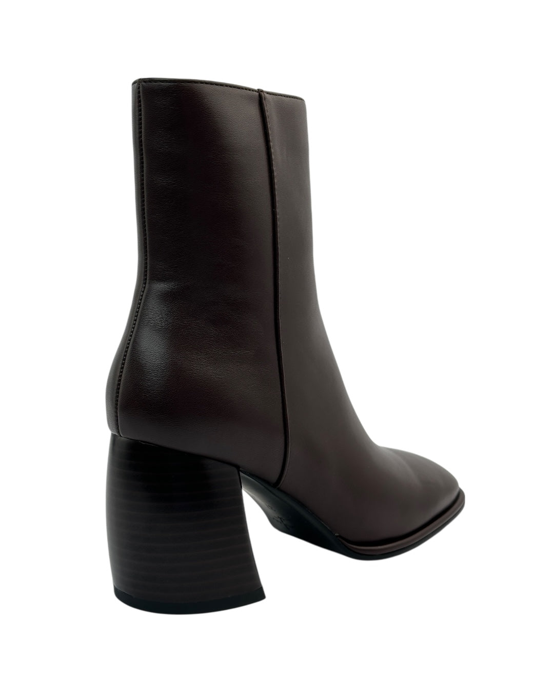 حذاء ذو مقدمة مربعة وكعب خشبي عريض