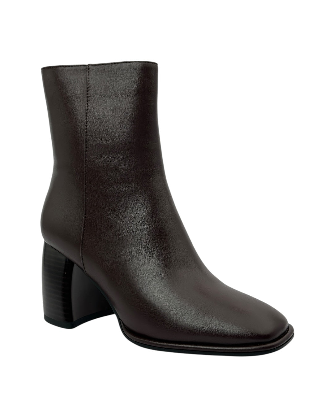 حذاء ذو مقدمة مربعة وكعب خشبي عريض