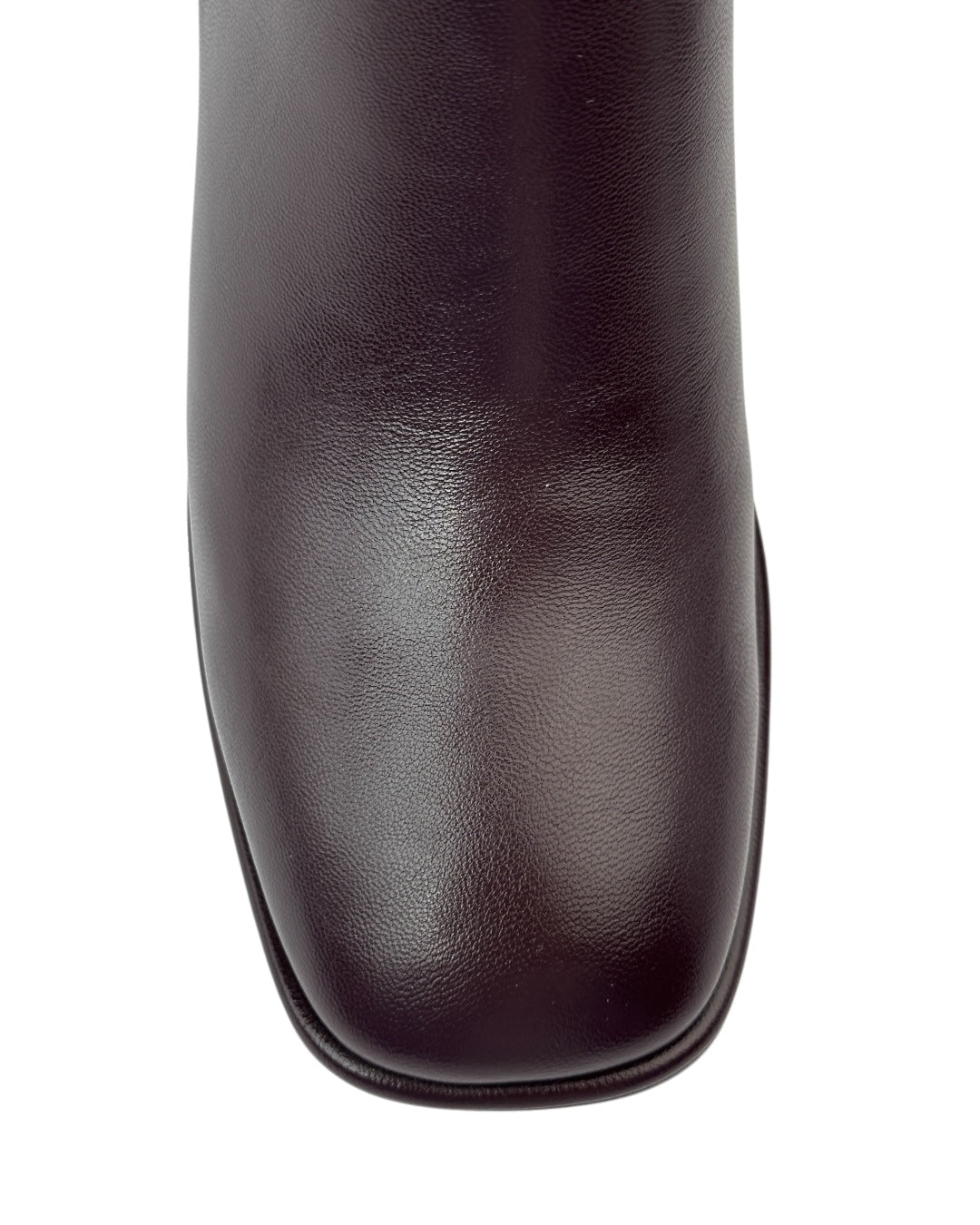 حذاء ذو مقدمة مربعة وكعب خشبي عريض