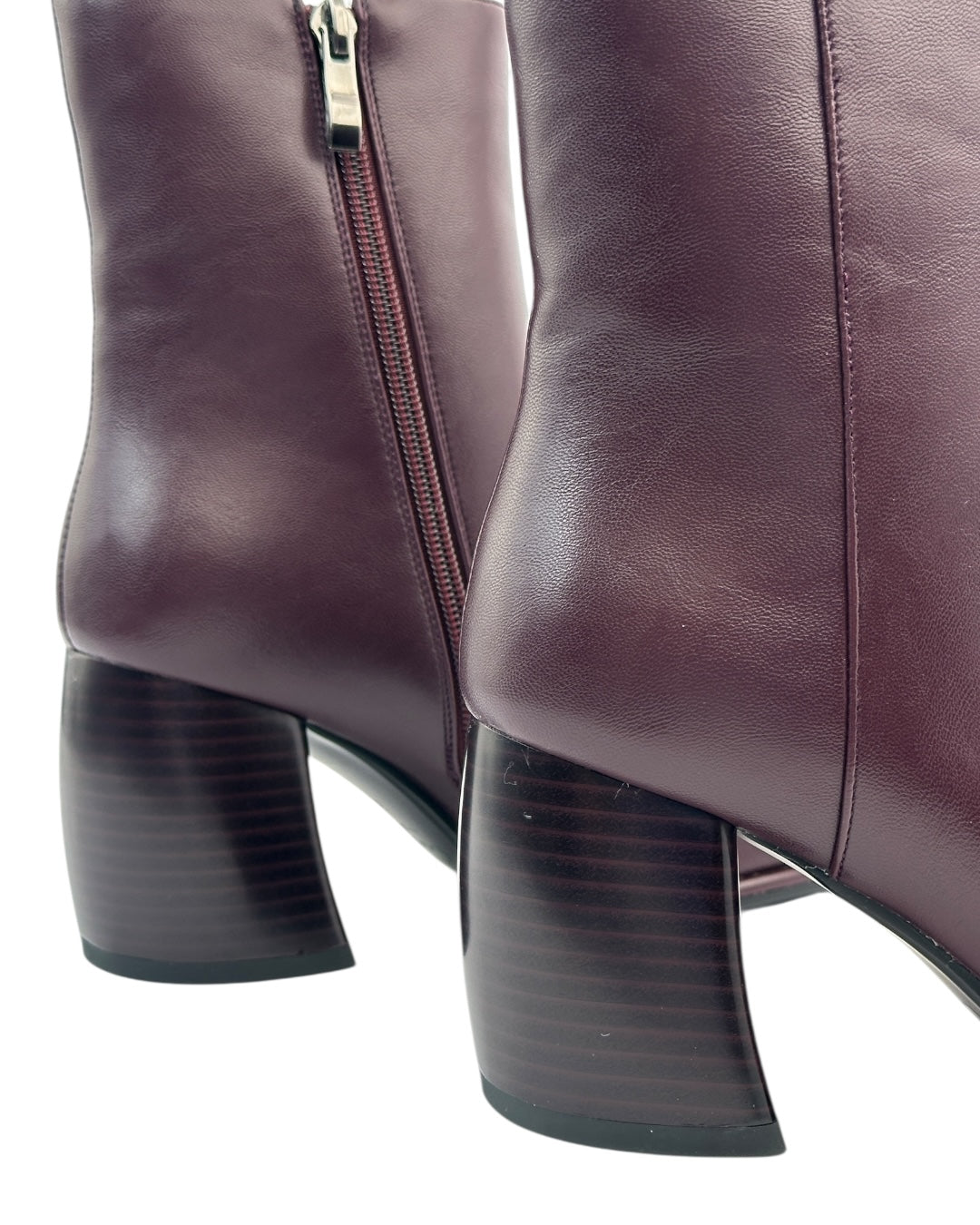 حذاء ذو مقدمة مربعة وكعب خشبي عريض