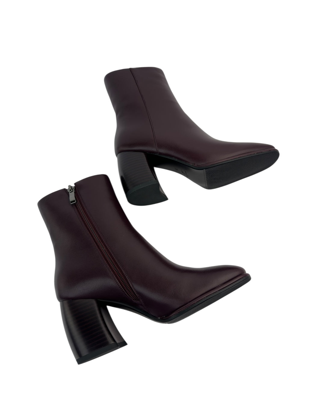 حذاء ذو مقدمة مربعة وكعب خشبي عريض