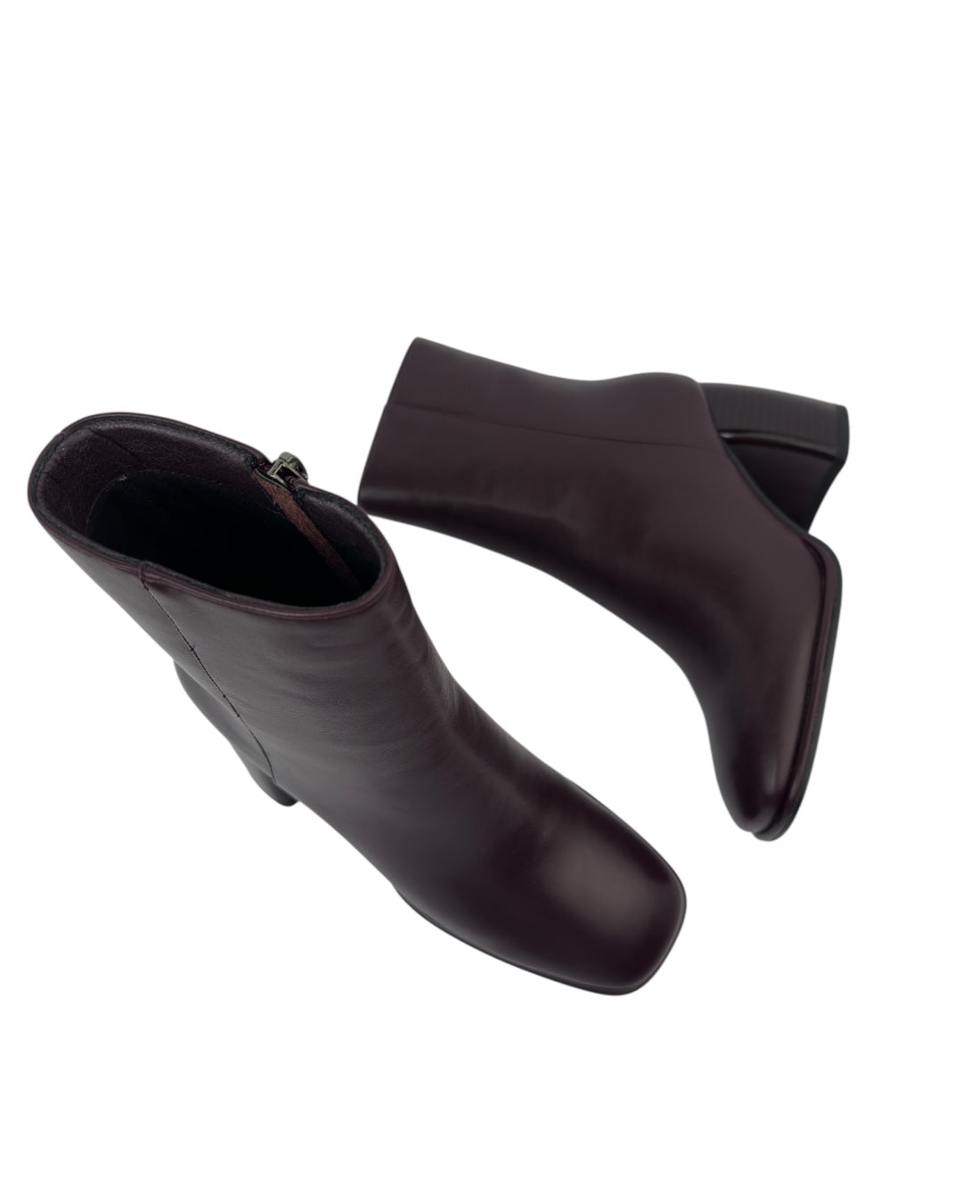 حذاء ذو مقدمة مربعة وكعب خشبي عريض