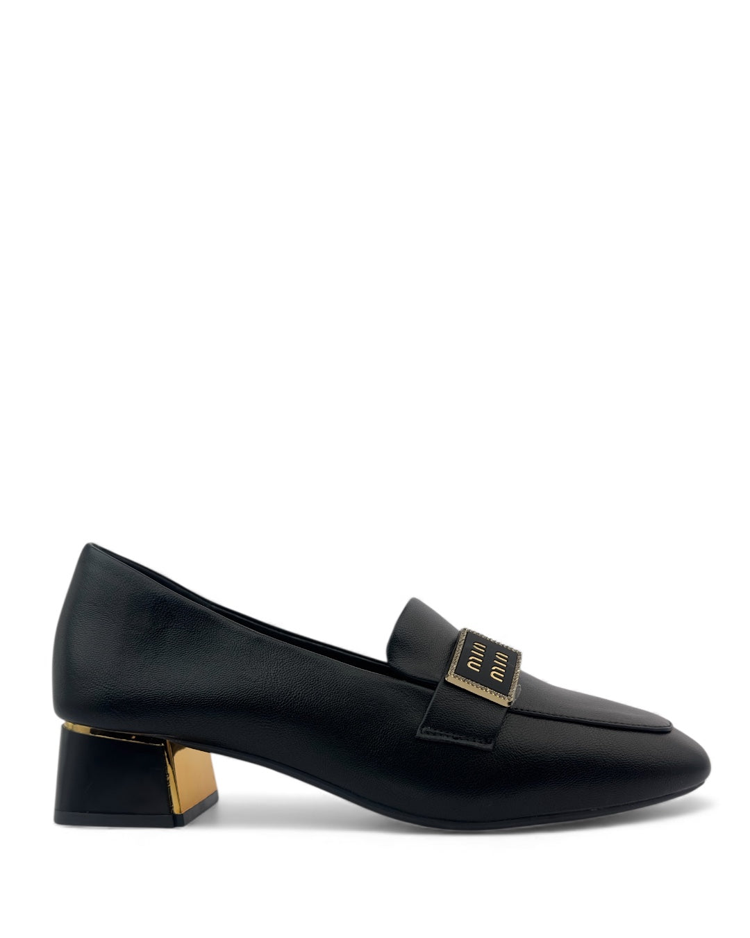 Classic loafers with a gold accent