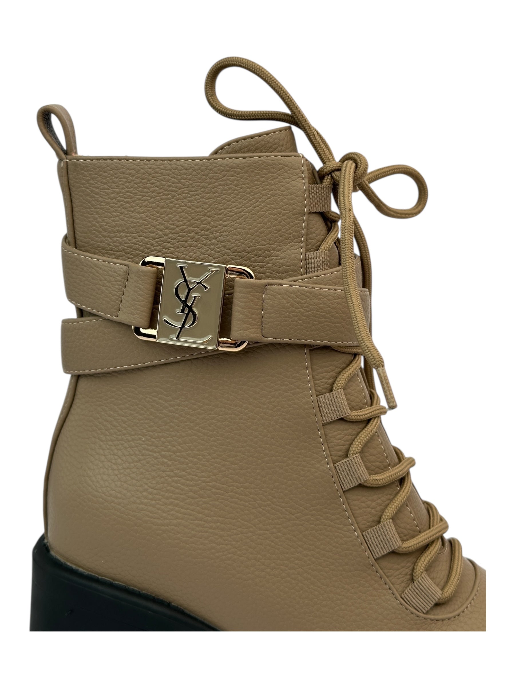 حذاء برباط وكعب عريض