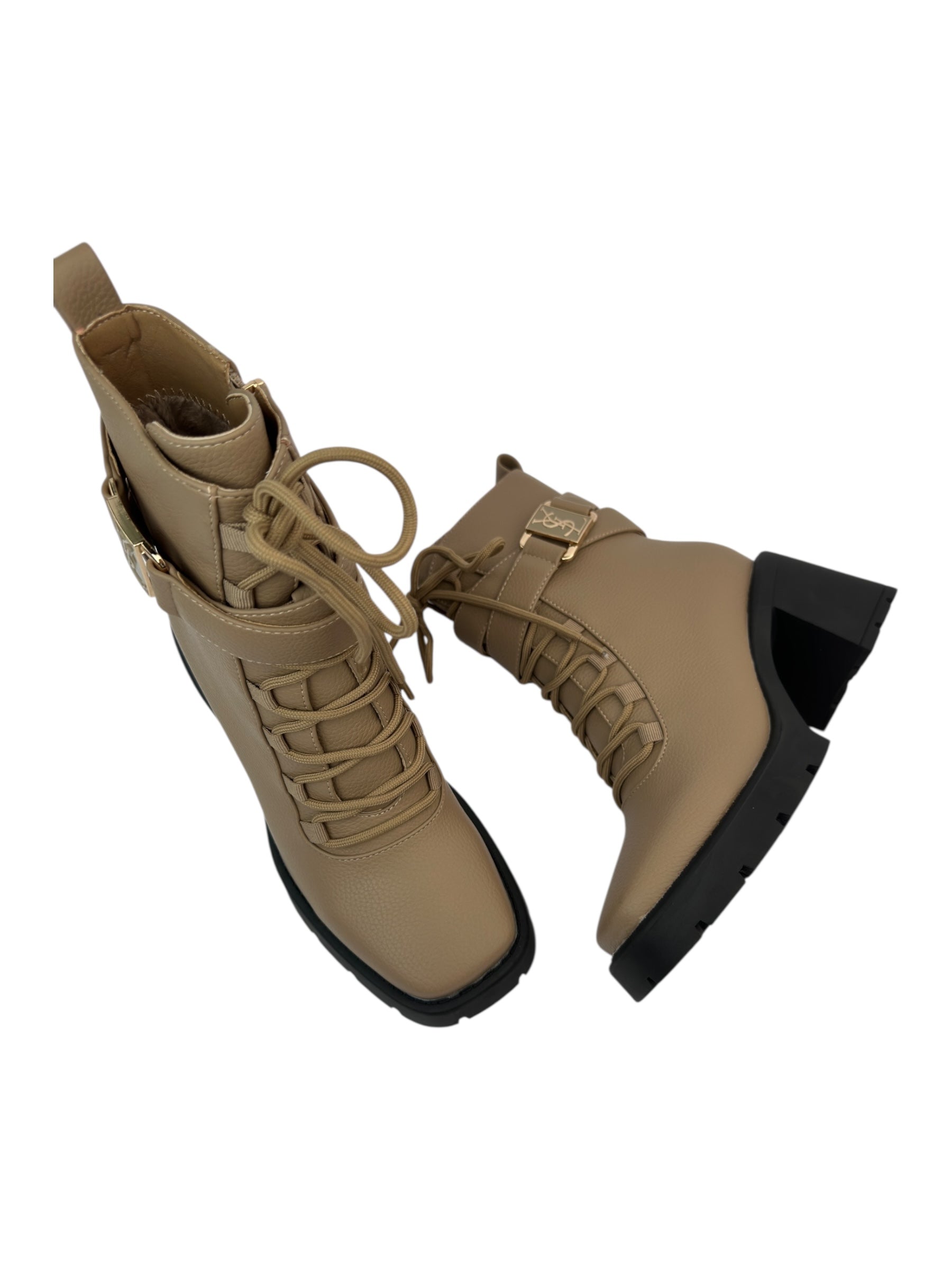 حذاء برباط وكعب عريض