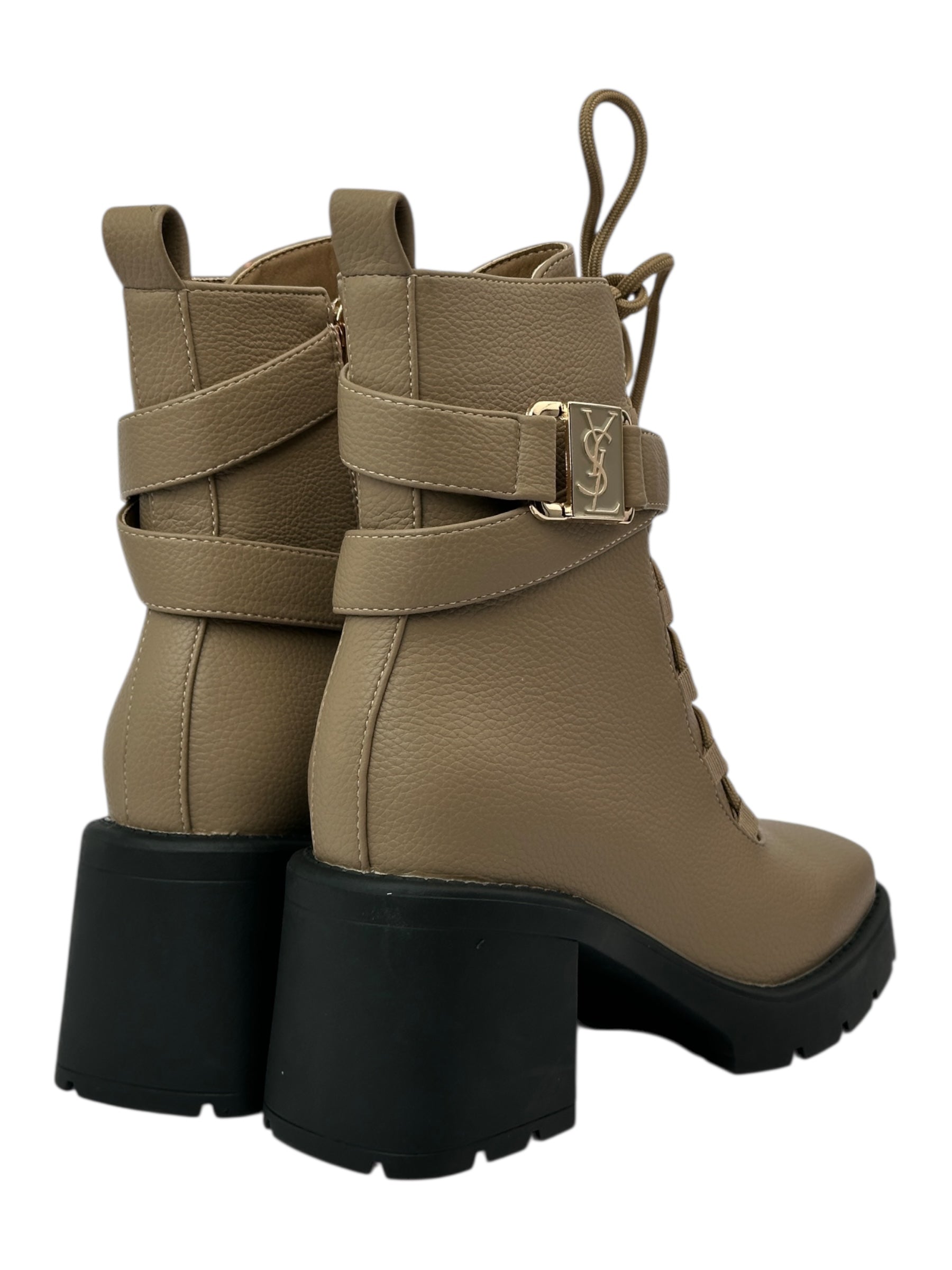 حذاء برباط وكعب عريض