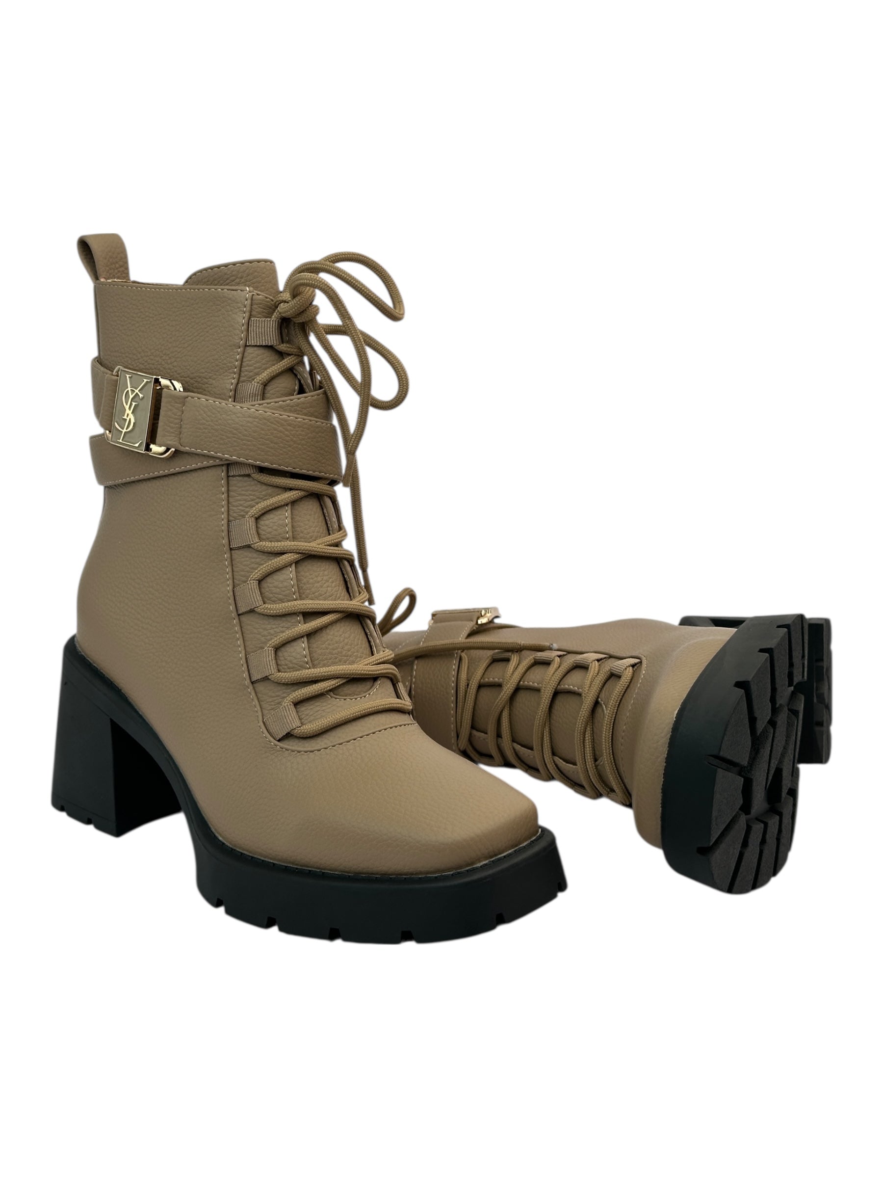 حذاء برباط وكعب عريض