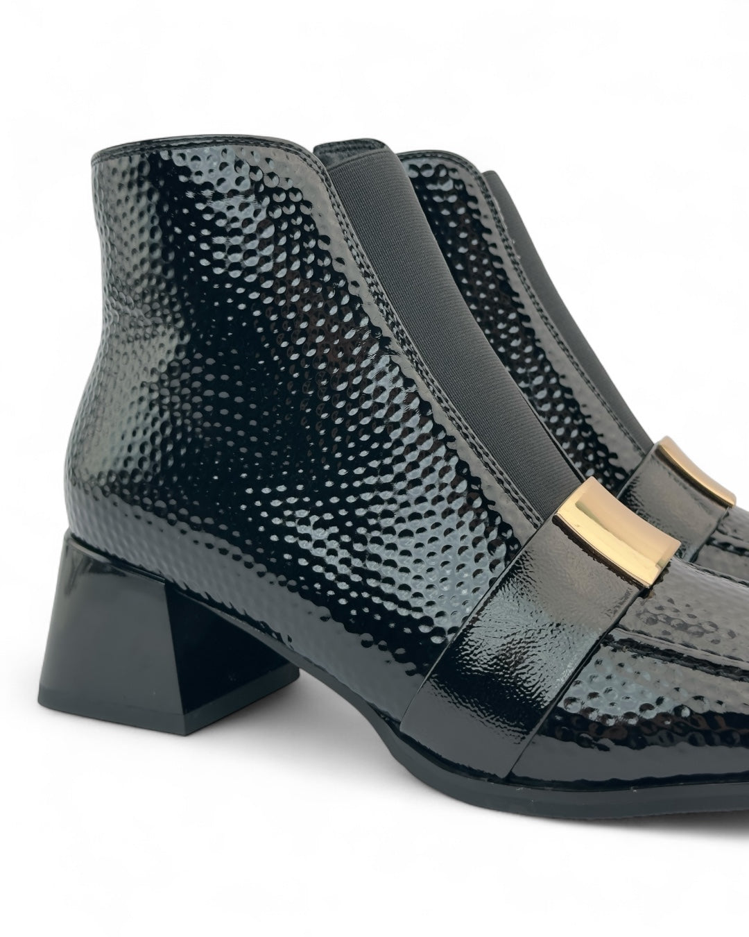 حذاء جلدي ذو مقدمة مربعة وإبزيم ذهبي