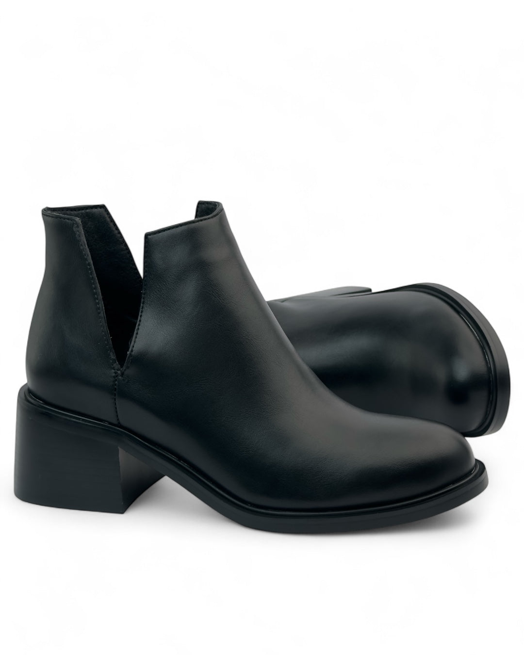 حذاء كلاسيكي قصير من الجلد مع فتحة جانبية على شكل حرف V