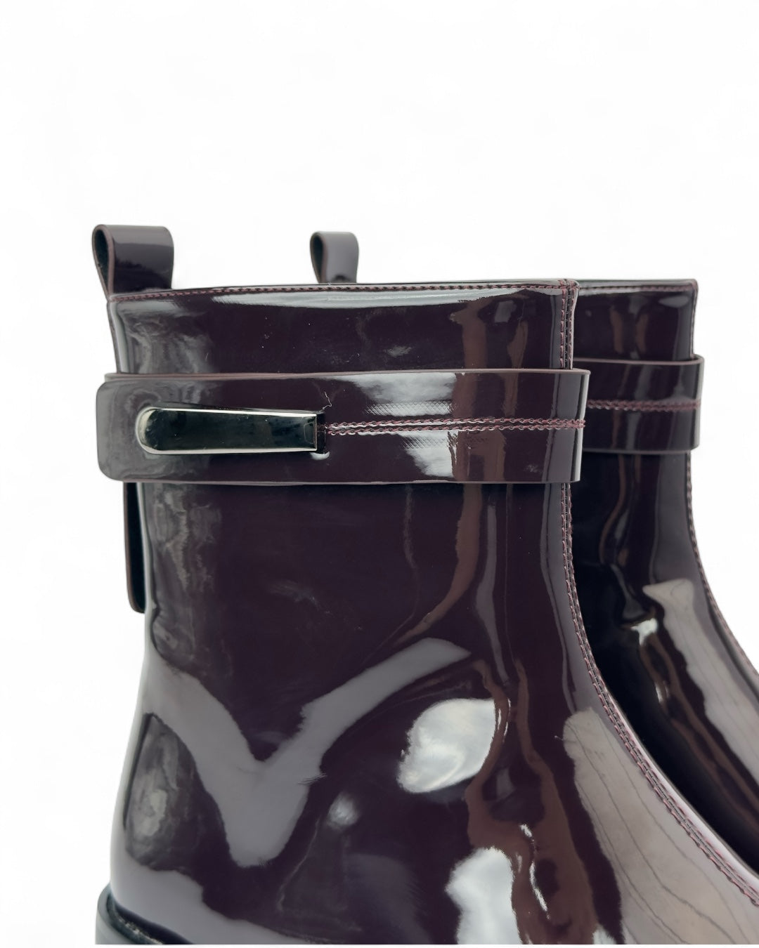 حذاء من الجلد اللامع مزود بإبزيم جانبي وكعب مسطح