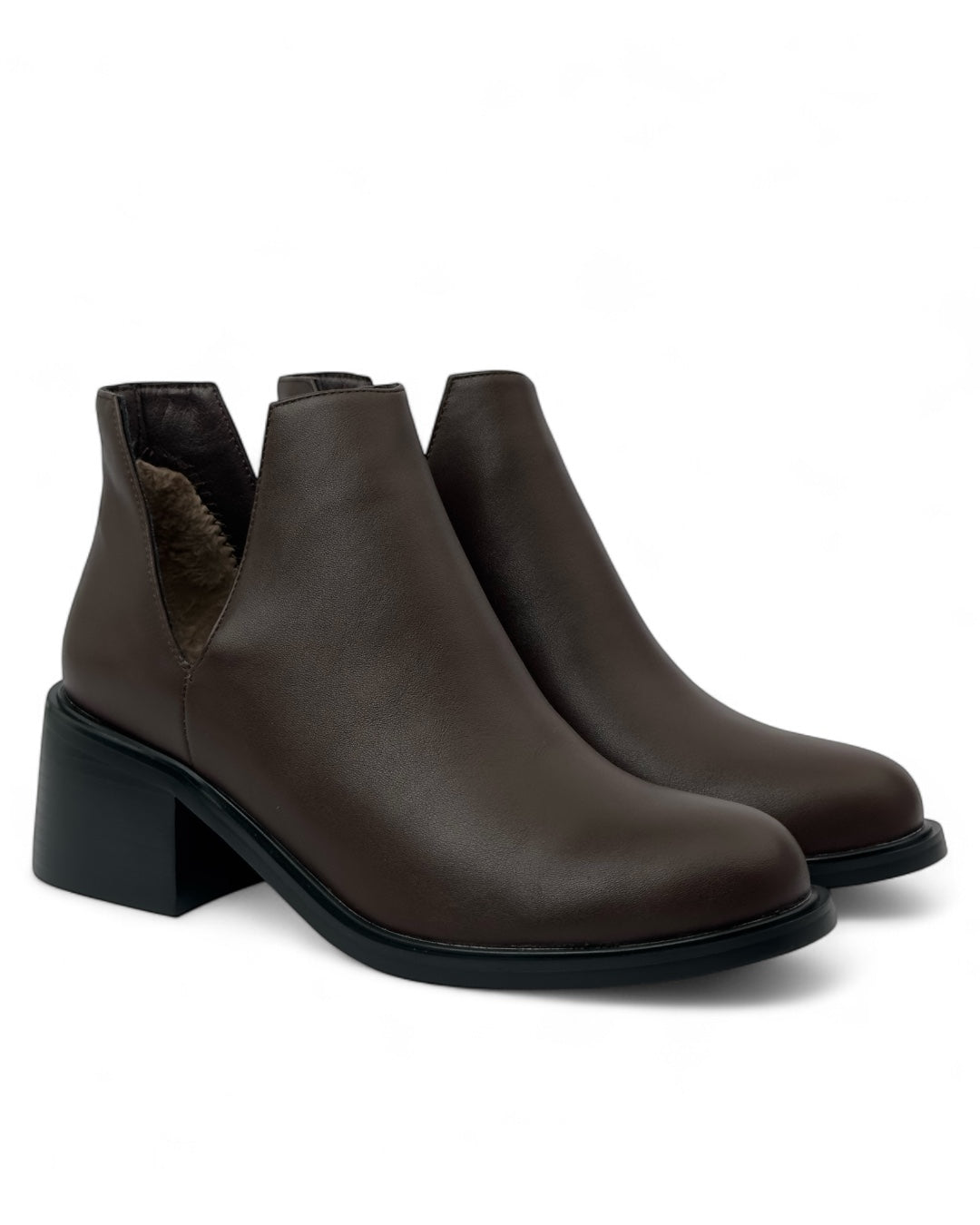 حذاء كلاسيكي قصير من الجلد مع فتحة جانبية على شكل حرف V