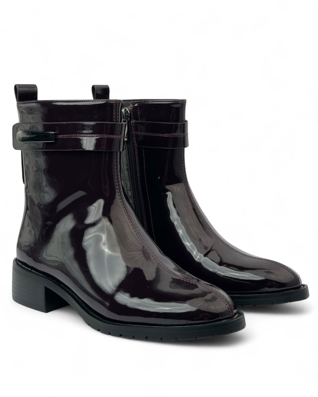 حذاء من الجلد اللامع مزود بإبزيم جانبي وكعب مسطح