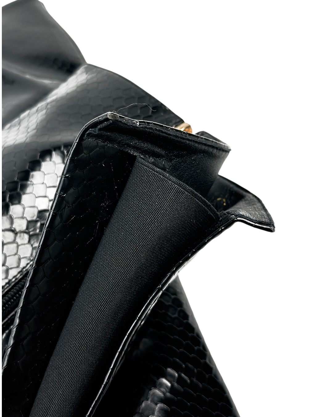 جزمة فوق الركبة بنقشة جلد الثعبان