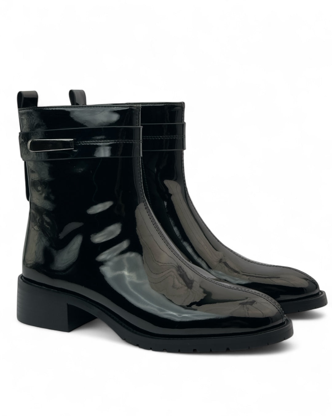 حذاء من الجلد اللامع مزود بإبزيم جانبي وكعب مسطح