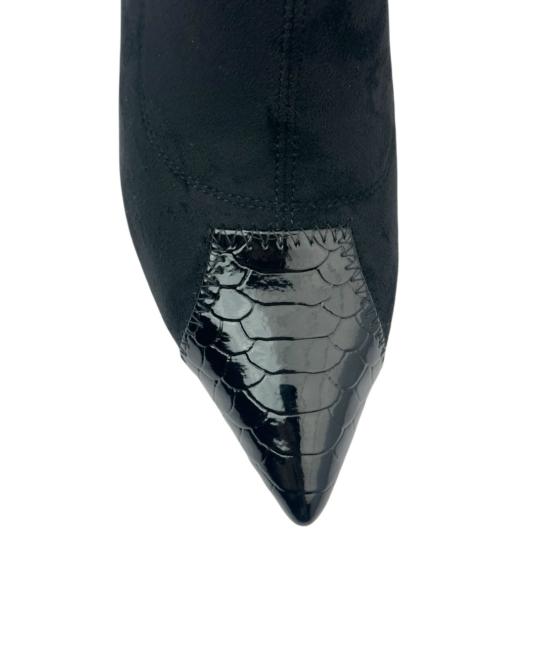 حذاء ذو مقدمة وكعب بنقشة جلد التمساح