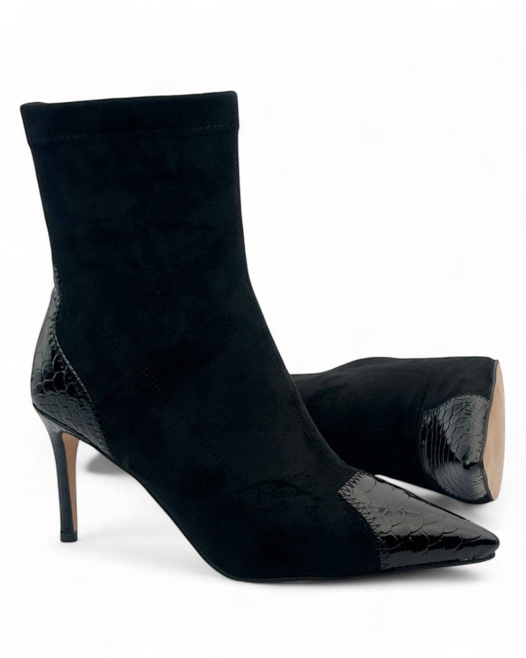 حذاء ذو مقدمة وكعب بنقشة جلد التمساح